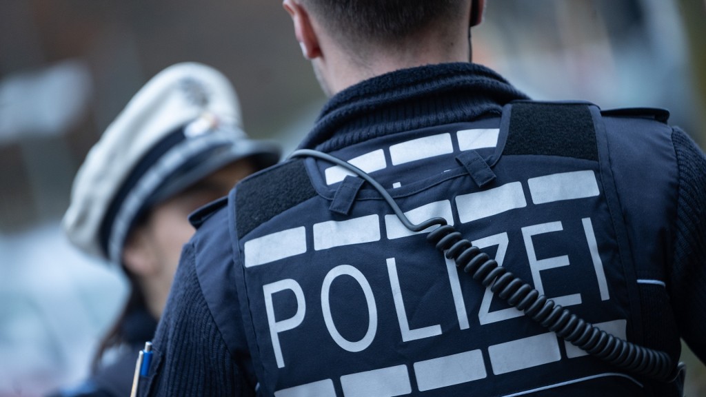 Foto: Polizisten stehen an einer Straße