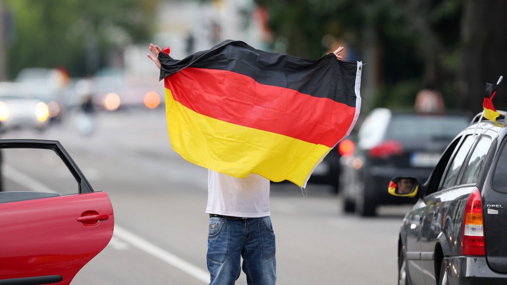 Junger Mann mit Deutschlandfahne