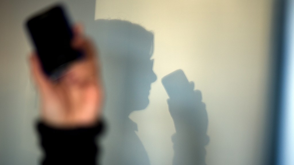 Foto: Schatten einer Frau mit Telefon
