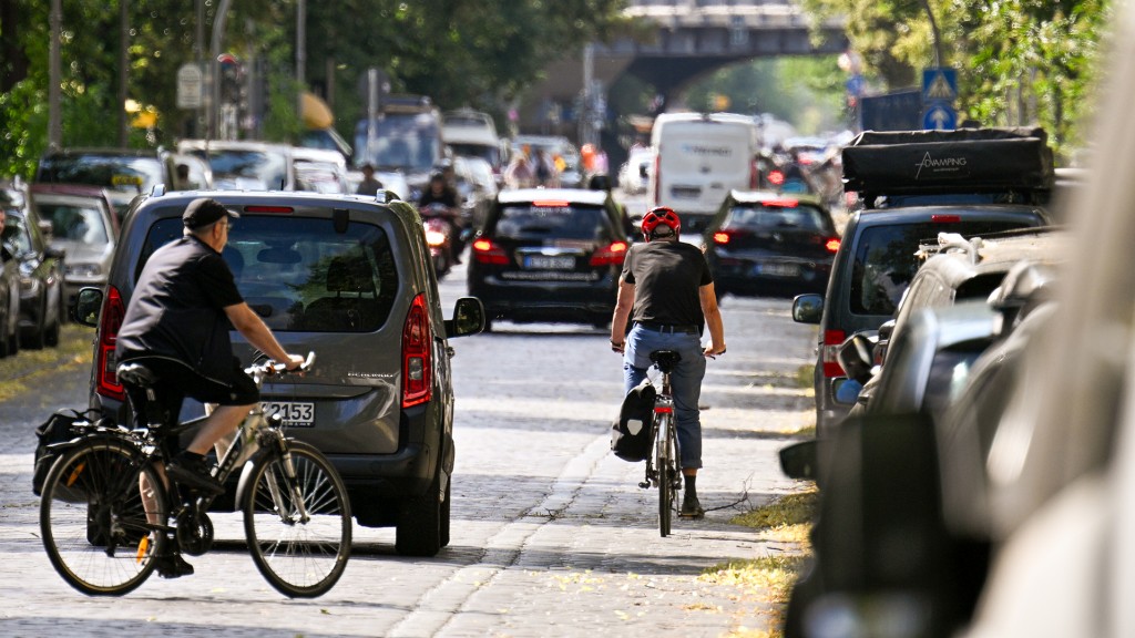 Zwei Fahrradfahrer schlängeln sich durch den Straßenverkehr