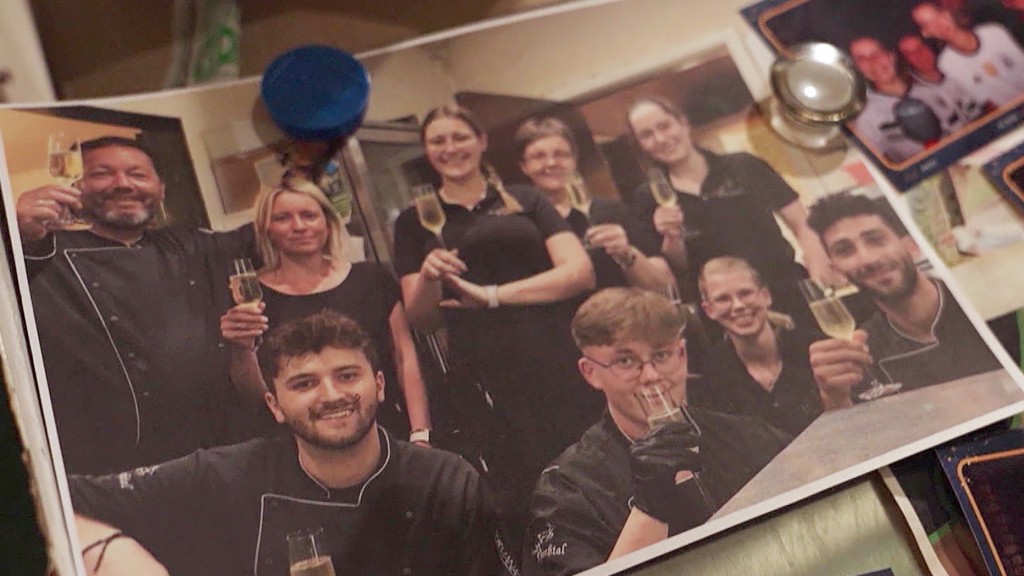 Mehrere PersonenFotografie in der Flüchtlingshilfe Blieskastel mit Taschen