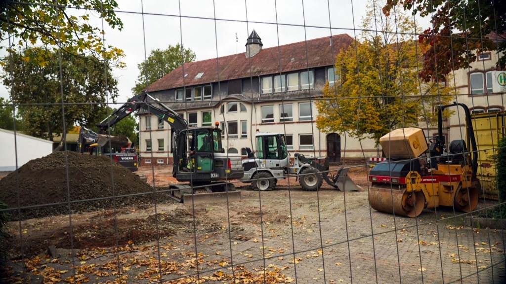 Bauarbeiten für die geplante Parkanlage vor der alten Homburger Schule am Ende der Talstraße
