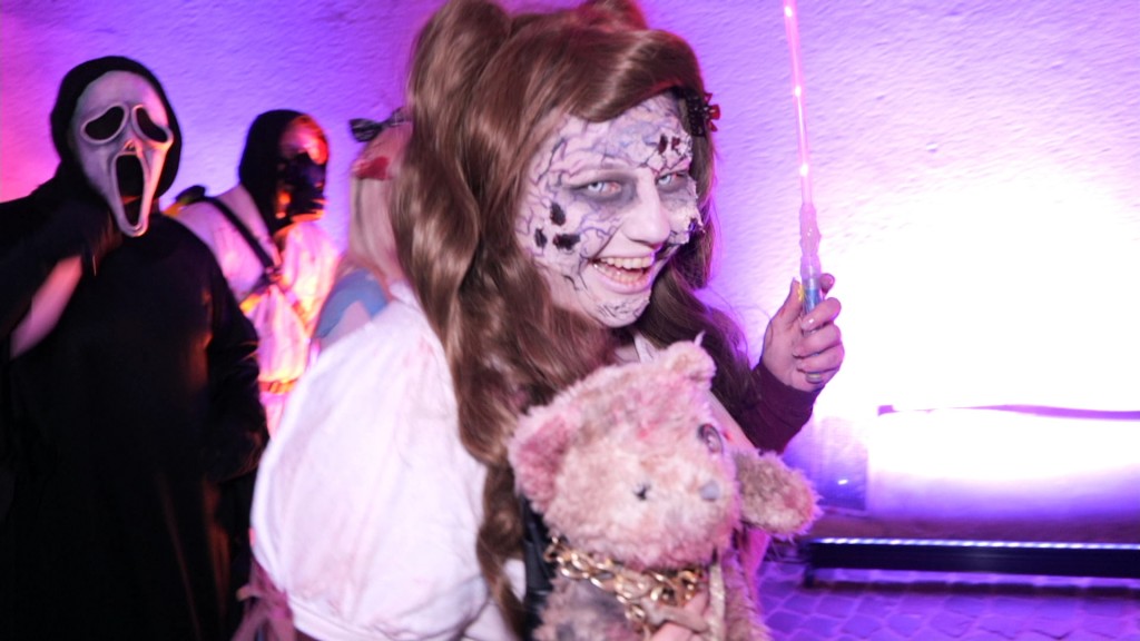 Zombiemädchen mit Teddybär in St. Wendel