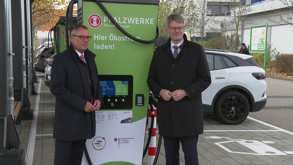 Foto: Bundesverkehrsminister vor einer Schnellladestation