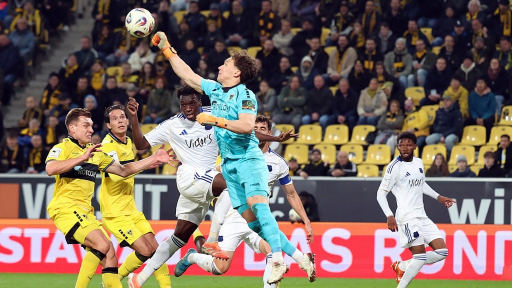 Aachen-Keeper Olschowsky pariert einen Saarbrücker Schuss. 