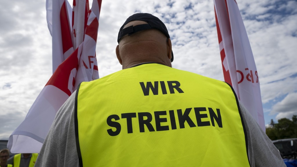 Ein NGG-Mitglied trägt eine Weste mit der Aufschrift «Wir streiken».