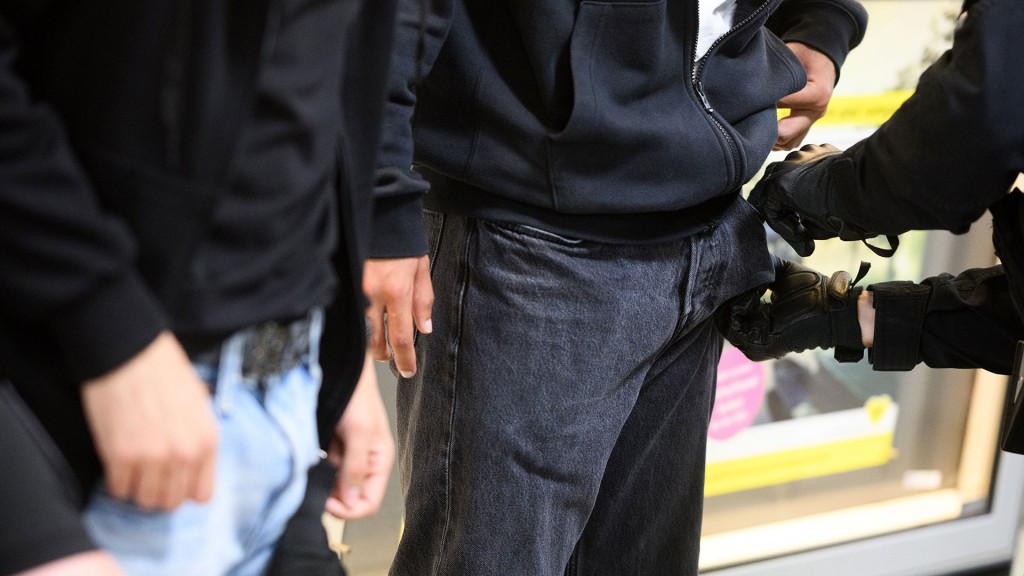 Polizeibeamte führen eine Waffenkontrolle durch