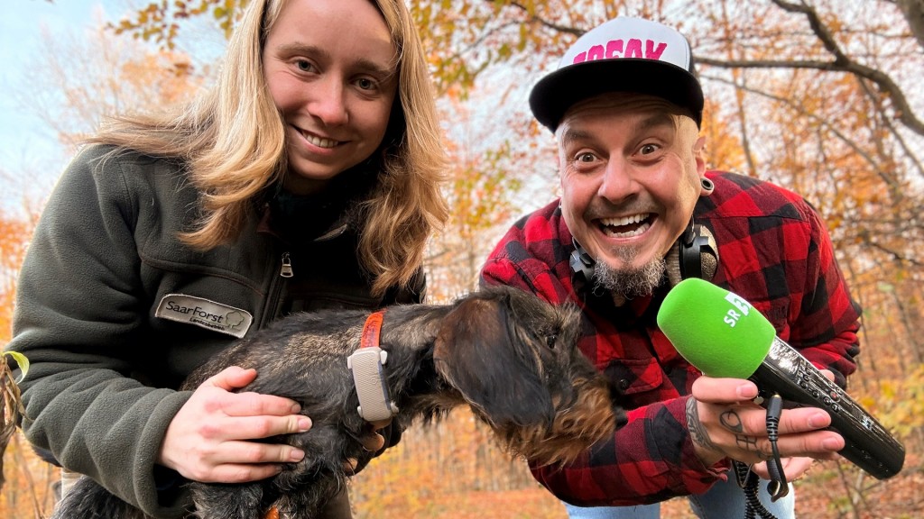 Försterin Hannah Sieren mit Dackel und Reporter Freaky Jörn