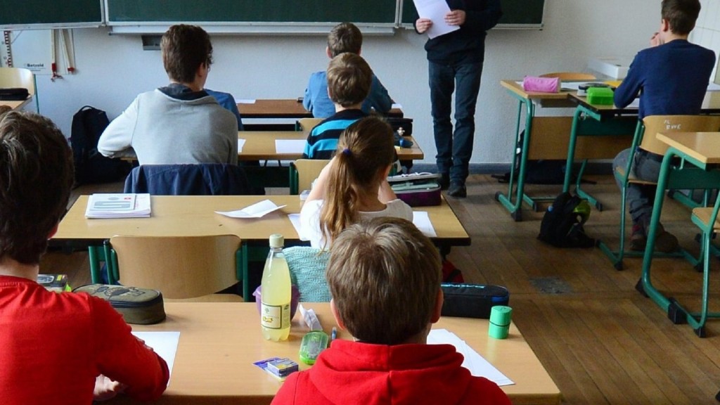 Schülerinnen und Schüler sitzen in einem Klassenzimmer. 
