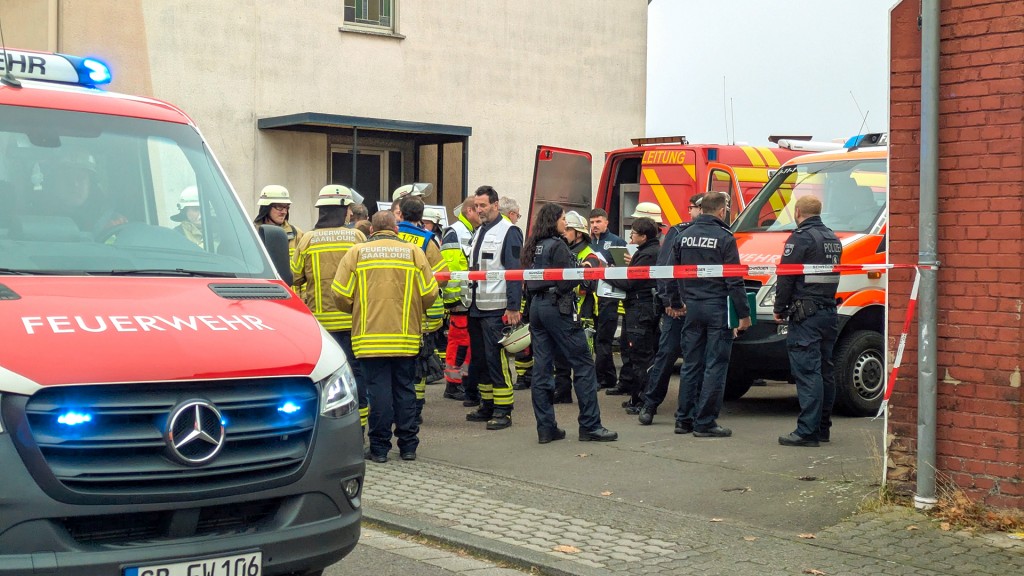 Foto: Feuerwehreinsatz wegen einer Explosion im Kanalsystem Saarbrücken Altenkessel