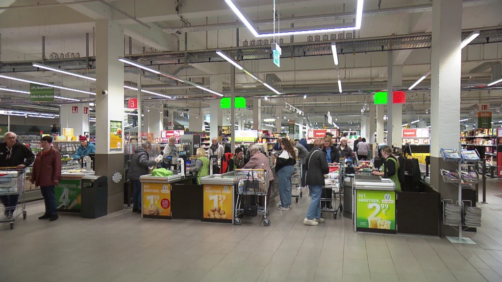 Globus-Kassen mit Kunden