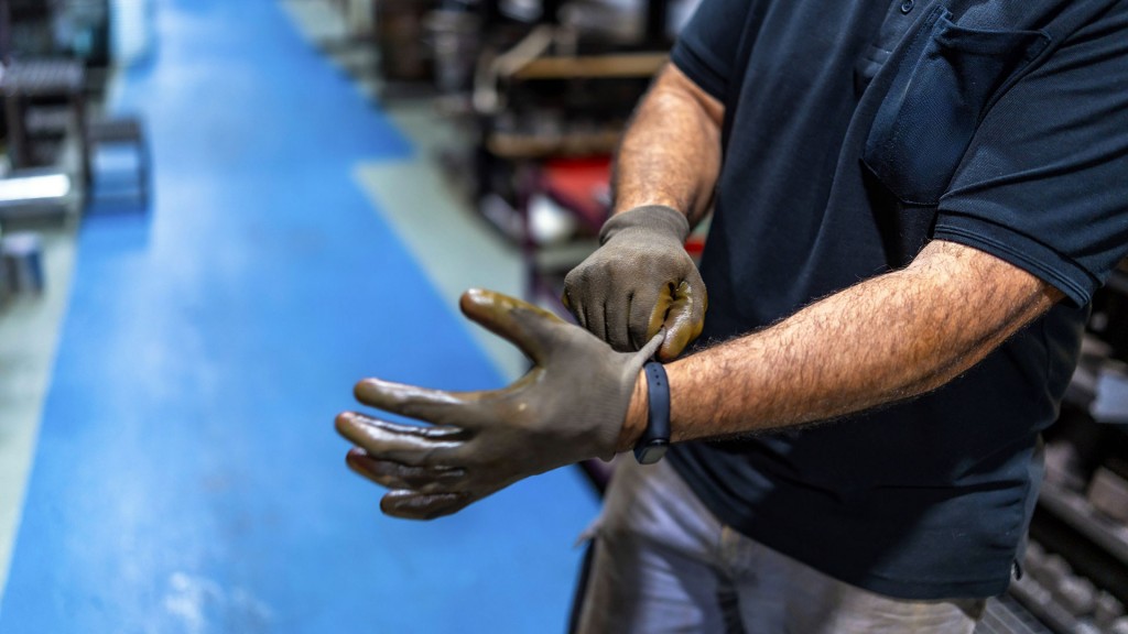 Ein Arbeiter zieht Handschuhe an