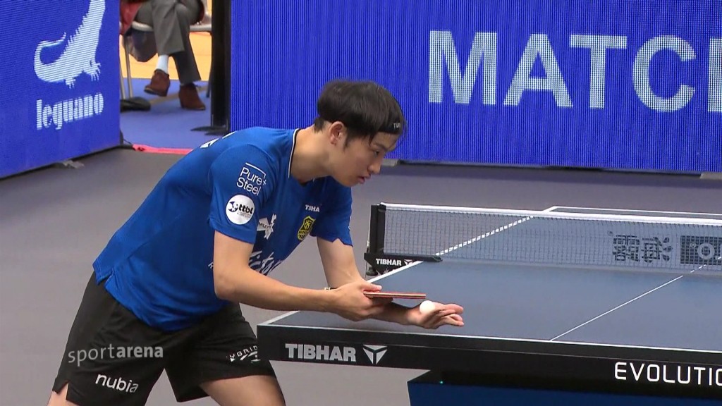 Foto: FCS-Spieler beim Aufschlag 