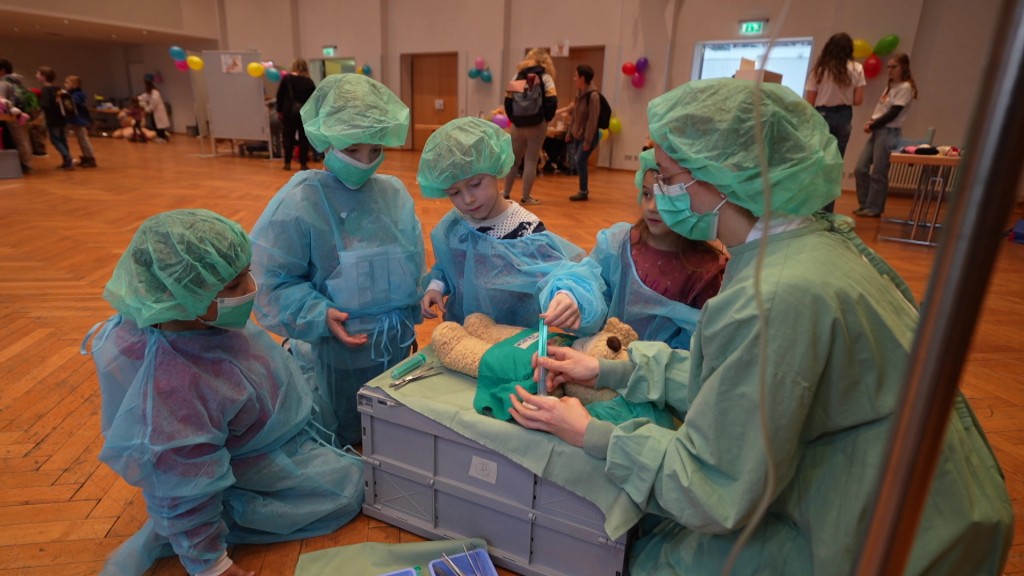 Foto: Kinder untersuchen Teddy in der Teddyklinik Homburg