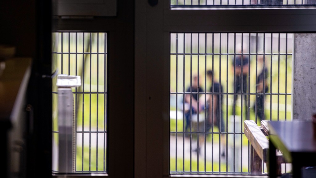 Foto: Vergitterte Fenster einer Haftanstalt