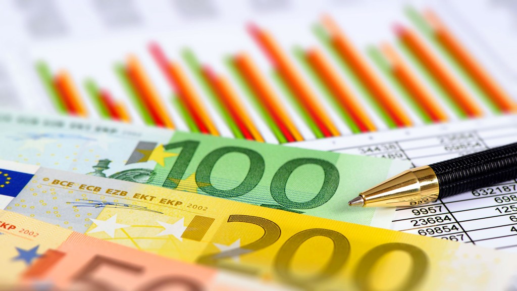 Foto: Symbolbild: Geldscheine liegen auf einem Balkendiagramm