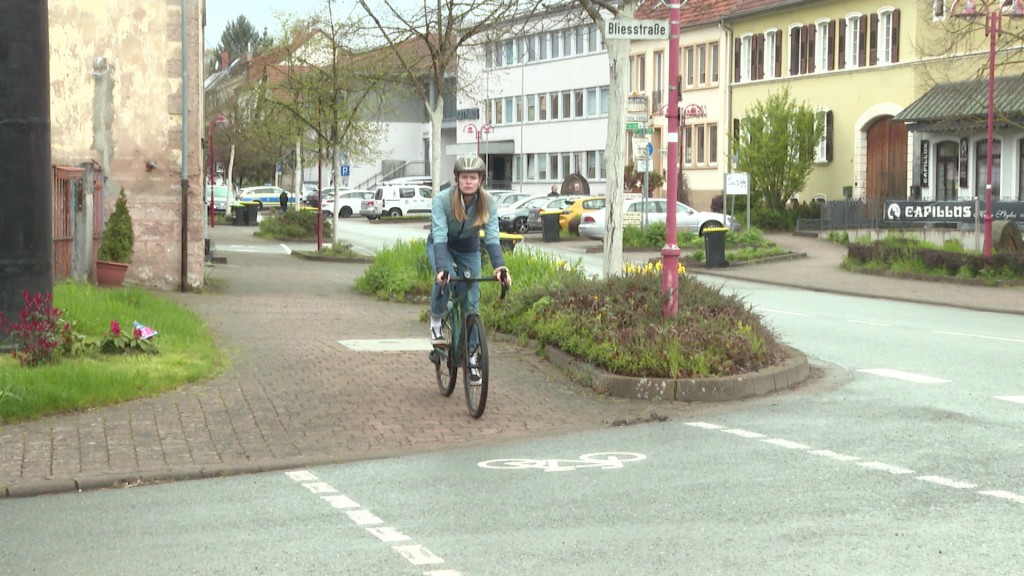 Foto: Eine Frau fährt auf einem Fahrrad über einen Fahrradweg