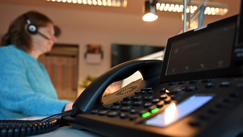 Foto: Mitarbeiterin in einer Giftnotrufzentrale