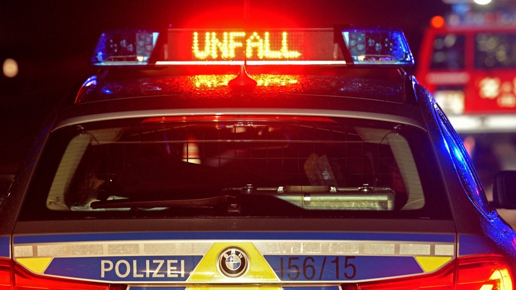 Foto: Unfallaufnahme. Blaulicht und LED- Schriftzug 