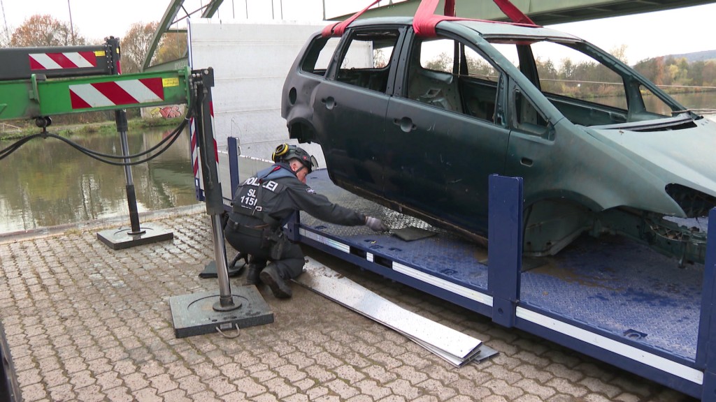 Foto: Ein Polizist bei einer Wasserschutzübung