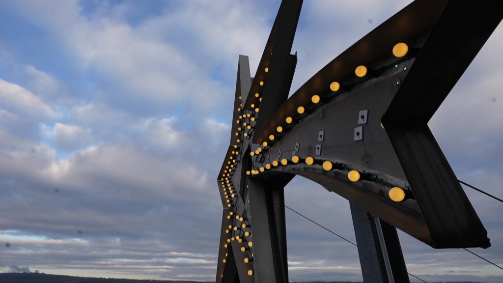Foto: Weihnachtsstern leuchtet auf dem Beckerturm in St. Ingbert