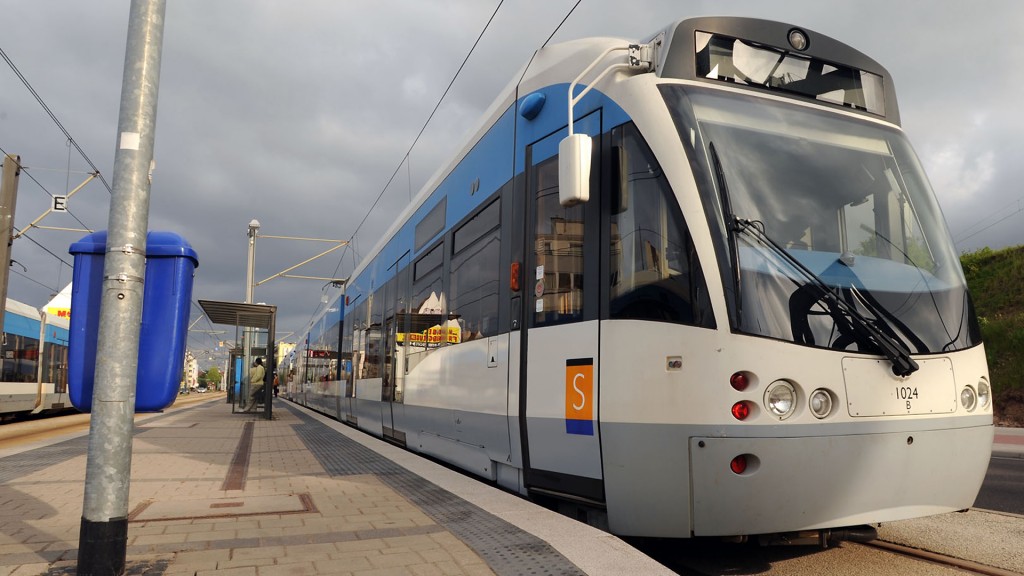 Die Saarbahn steht an einer Haltestelle