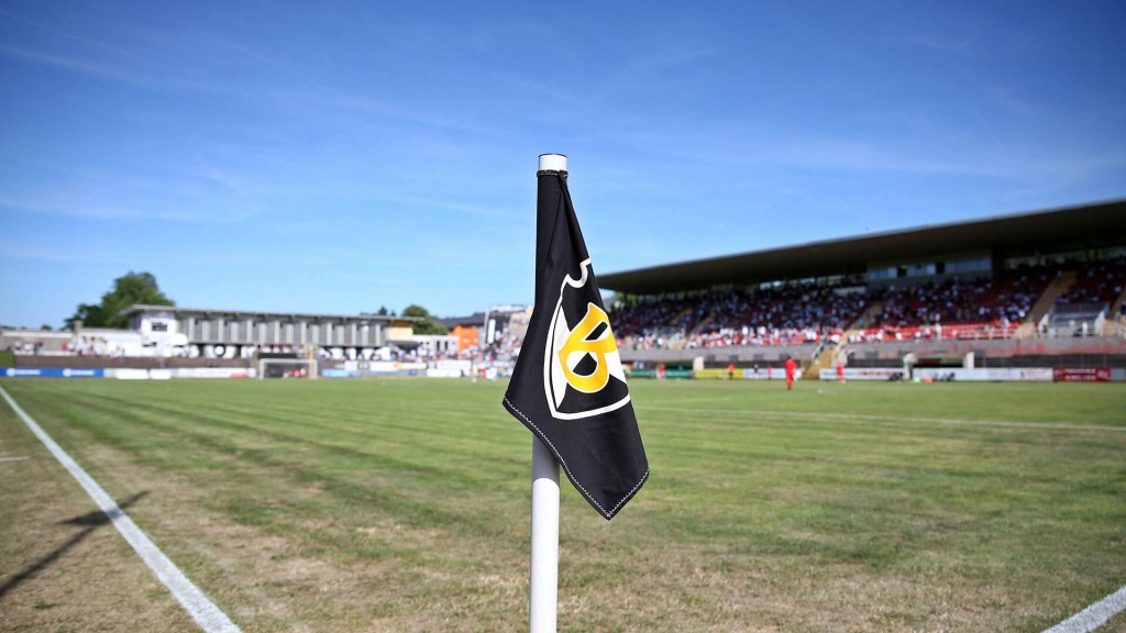 Foto: Eckfahne auf dem Fußballfeld im Ellenfeldstadion der Borussia Neunkirchen