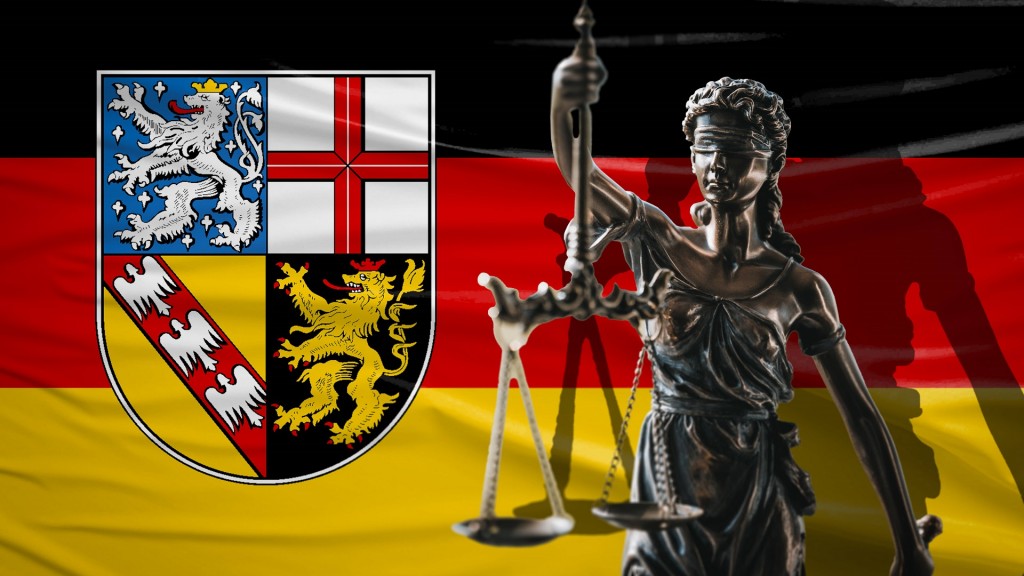 Die Justitia-Figur mit Waage vor der Saarland-Flagge steht für Rechtsstaatlichkeit und Gerichtsbarkeit