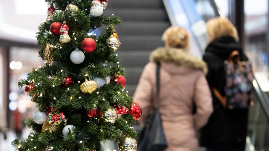 Weihnachtsbaum und Frauen auf einer Rolltreppe in einem Geschäft