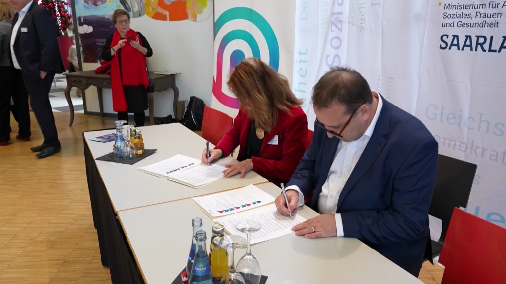 Foto: Magnus Jung unterzeichnet Absichterklärung HTW zum neuen Pflegestudien