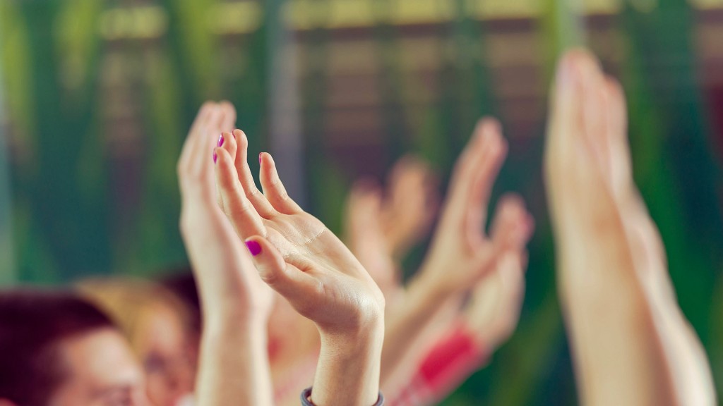 Junge Hände melden sich zu einer Abstimmung