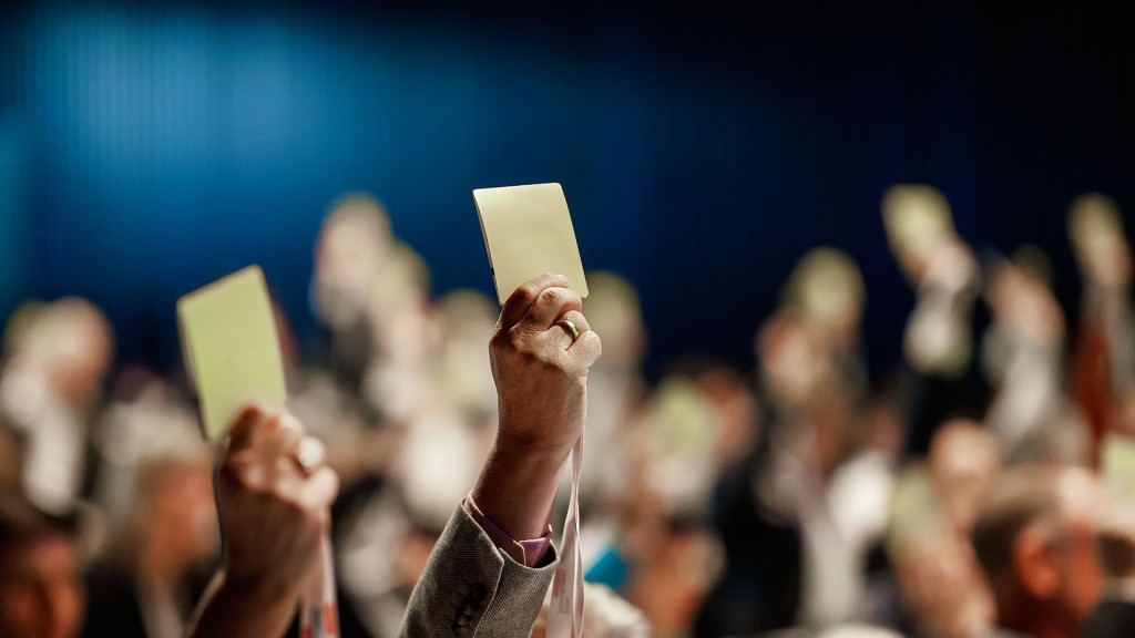 Foto: Menschen stimmen mit Handkarten ab