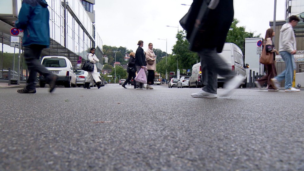 Foto: Fußgänger laufen über die Straße