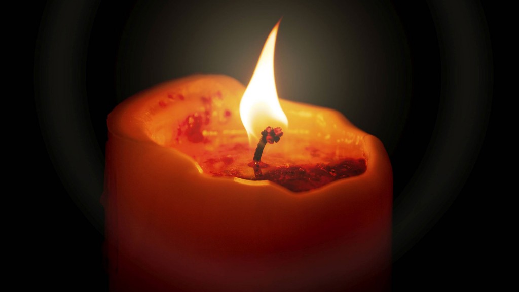 Foto: Eine brennende Kerze zur Andacht