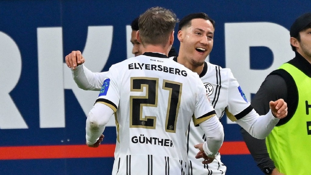 Foto: Younes Ebnoutalib (Elversberg) jubelt nach seinem Tor zum 0:1 