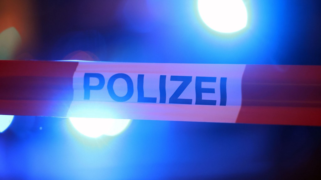 Foto: Blaulichter leuchten hinter einem Absperrband der Polizei