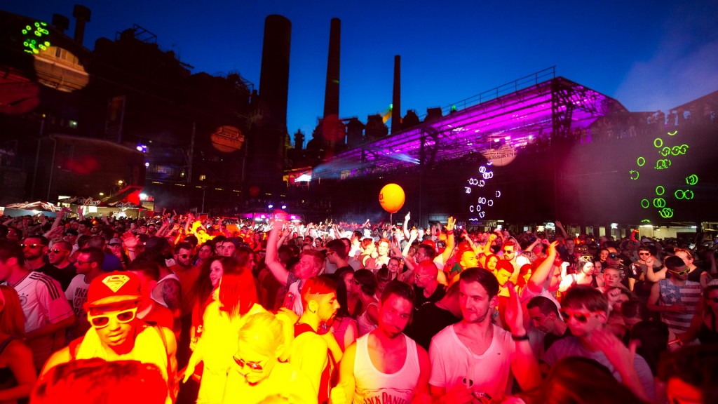 Festival-Impressionen im Weltkulturerbe Völklinger Hütte. Feiernde Besucher.
