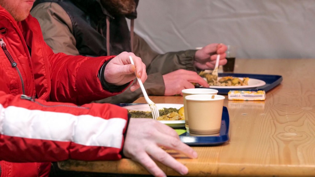 Foto: Warmes Essen und Schutz vor Witterung im Saarbrücker Kältebus am Römerkastel