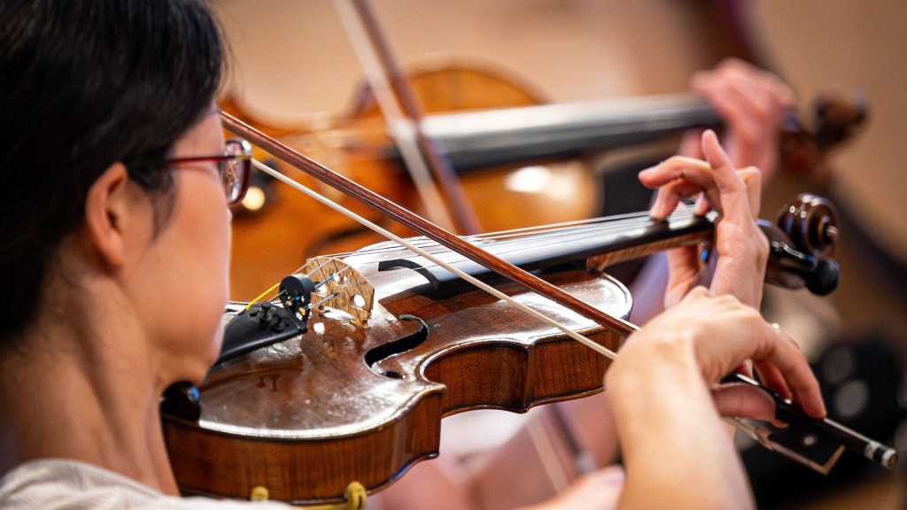 Geigenspieler eines klassischen Philharmonie-Orchesters