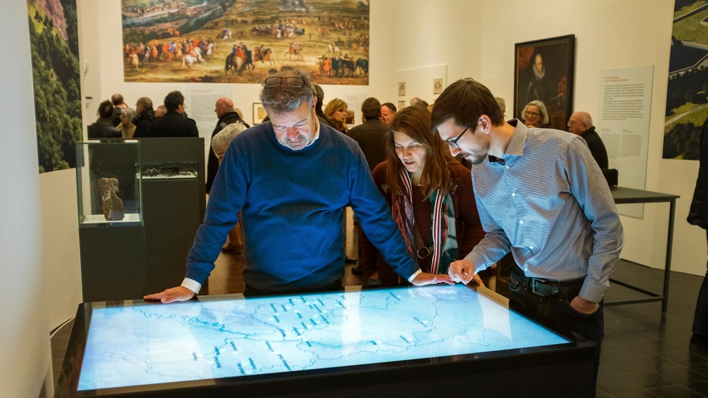 Historisches Museum Saar; Besucher in der Ausstellung 