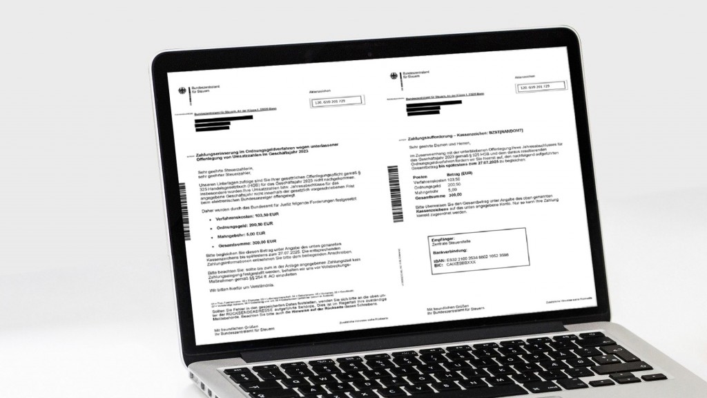 Auf dem Monitor des Laptops sind Beispiele für eine betrügerische Zahlungsaufforderung zu sehen