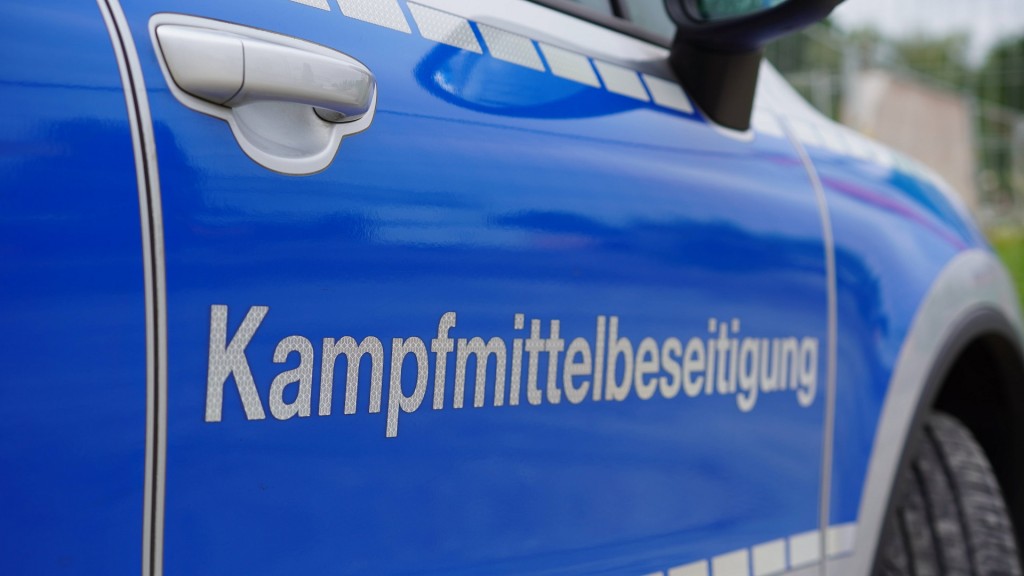 Kampfmittelbeseitigung-Aufschrift auf einem Dienstfahrzeug