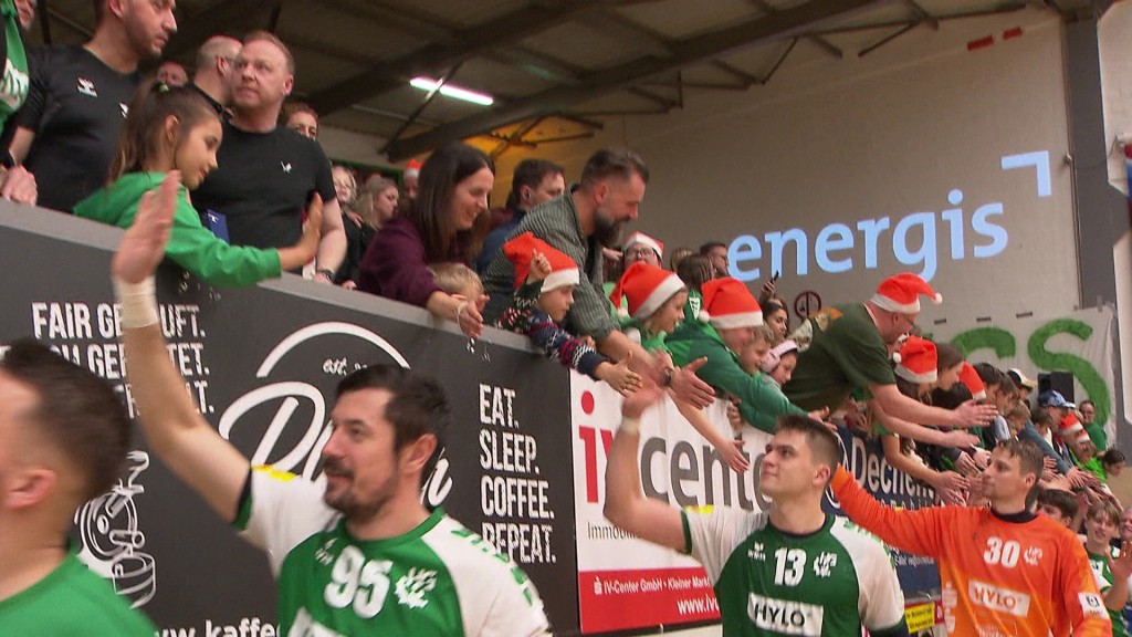 Foto: Spieler der HG Saarlouis klatschen Fans ab