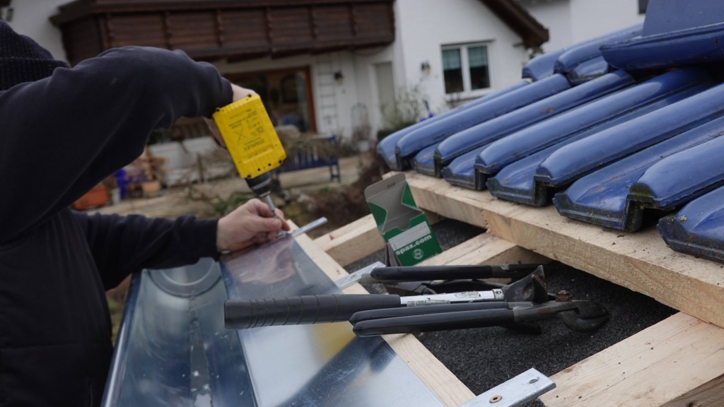 Ein Dachdecker befestigt ein Traufblech