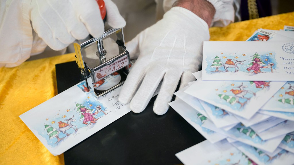 Der Nikolaus stempelt Briefe ab