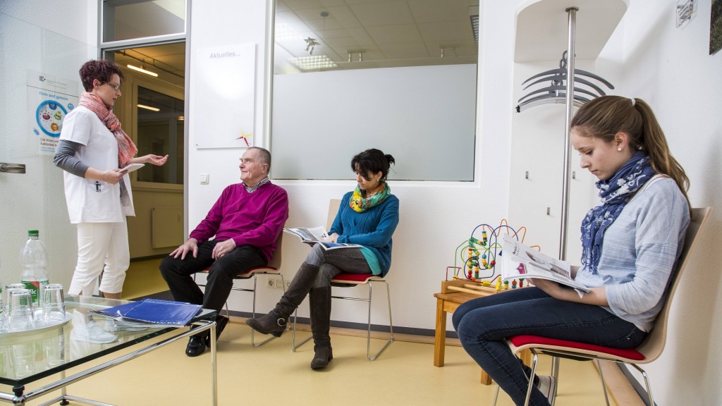 Personen in einem Wartezimmer werden von Arzthelferin aufgerufen