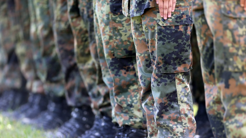 Foto Zum feierlichen Gelöbnis angetretene Soldaten des Fallschirmjägerregiment 26 in Zweibrücken.