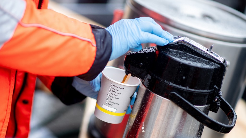 Foto: Eine Sozialarbeiterin füllt einen Becher mit Kaffee.