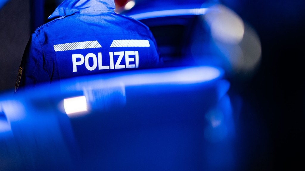 Ein Polizist in Uniform bei Nacht