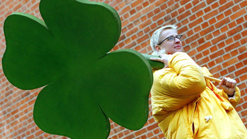 Frau trägt ein überdimensionales Kleeblatt